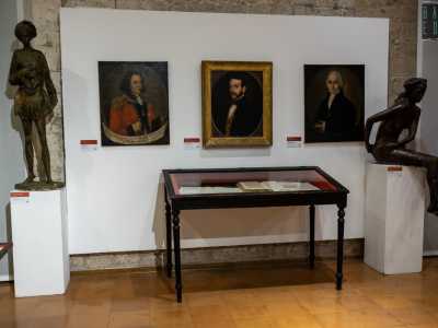 C�� poi tutta l�area dedicata alle opere donate dalla nobile famiglia Tanzi nel 1935. Si tratta di armi, documenti antichi e dipinti ottocenteschi che ritraggono alcuni componenti della illustre famiglia lombarda